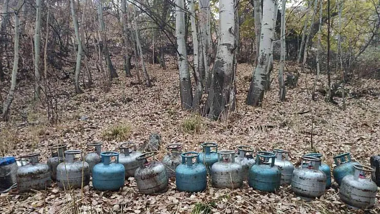 Hakkari'de toprağa gömülü 18 dolu tüp ve 40 litre mazot ele geçirildi
