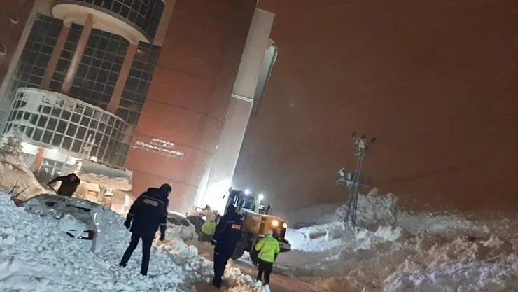 Çığ altında kalan 7 araç, AFAD tarafından çıkarıldı
