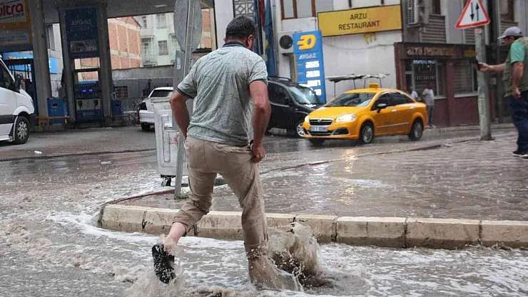 Elazığ'da sağanak yağış etkili oldu, yollar nehre döndü
