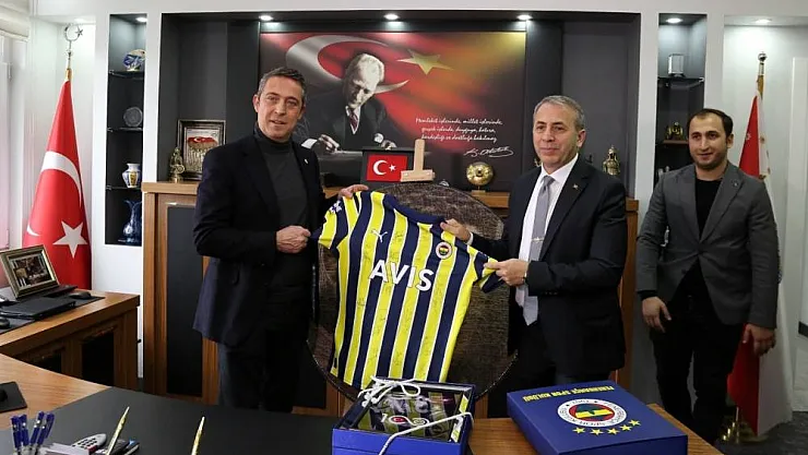 Fenerbahçe Kulübü Başkanı Koç'tan Müdür Kurt'a imzalı forma
