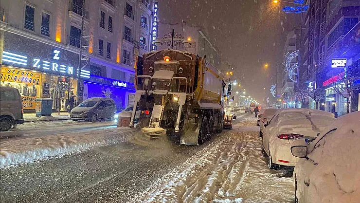 Van'da yoğun kar yağışı ekipleri alarma geçirdi
