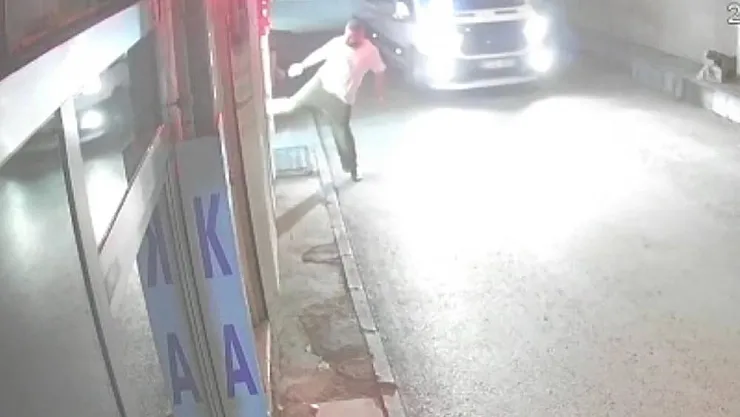 Nedenini kimse anlayamadı, önüne gelen dükkanın camına tekme ve yumruk attı
