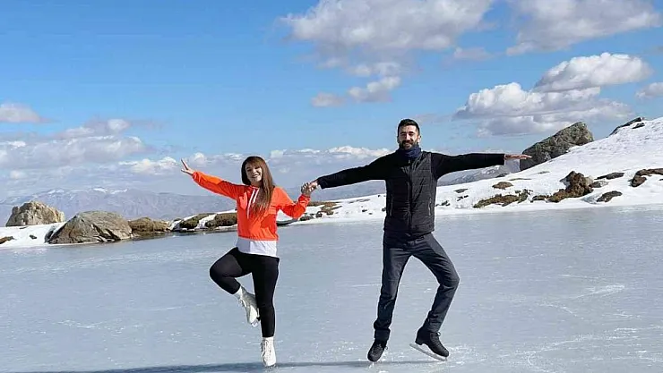 Donan gölde buz pateni keyfi