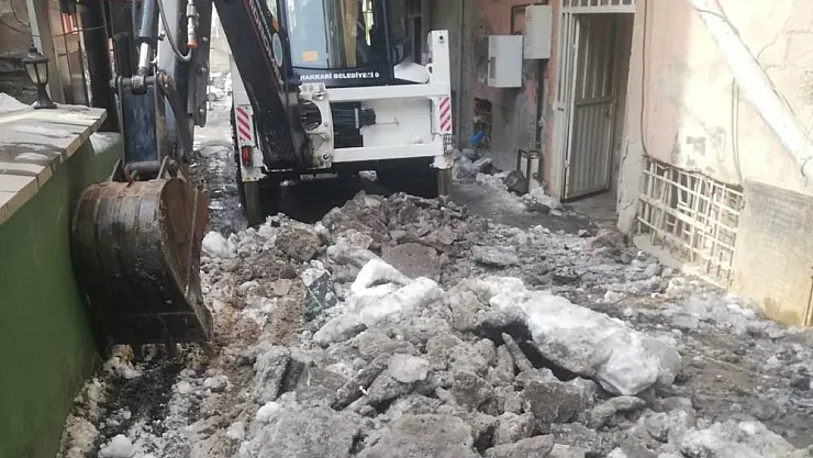 Hakkari Belediyesi buzla mücadele etti
