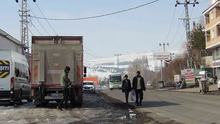 Düzensiz göçmenlerin yolculuğu Kars'ta son buldu
