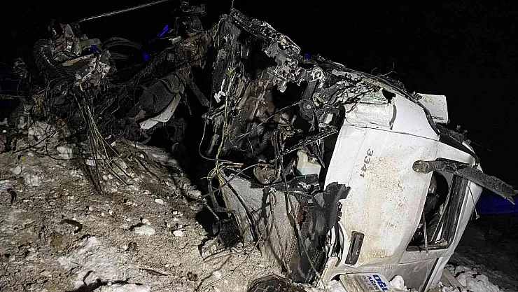 Freni patlayan vinç yüklü tır devrildi: 1 ölü
