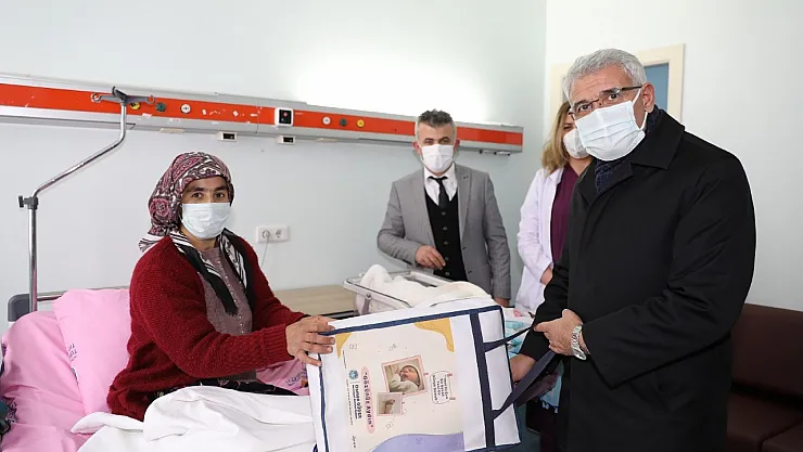 Yolu kapalı ilçedeki bebek ve annesini UMKE ekipleri tıp merkezine yetiştirdi
