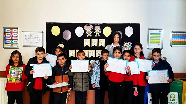 Ağrı'da öğrenciler karne heyecanı yaşadı