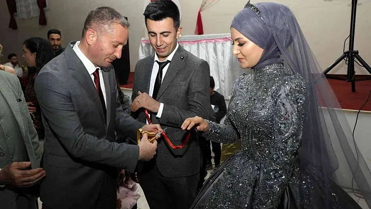 Ağrı Milli Eğitim Müdürü Kökrek, yurtta büyüyen ve iş hayatına atanan gençlerin mutluluklarına ortak oldu
