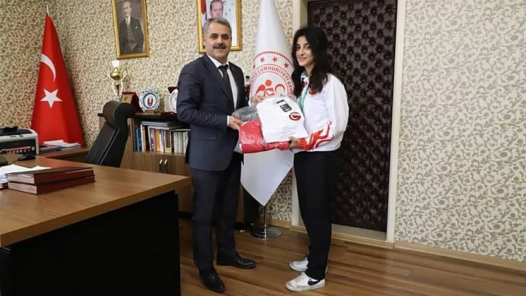 Muaythai Avrupa Şampiyonu Aslan'a hediye
