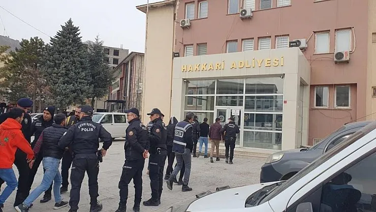 Silahlı kavga sonrası gözaltına alınan 19 kişi adliyeye çıkarıldı
