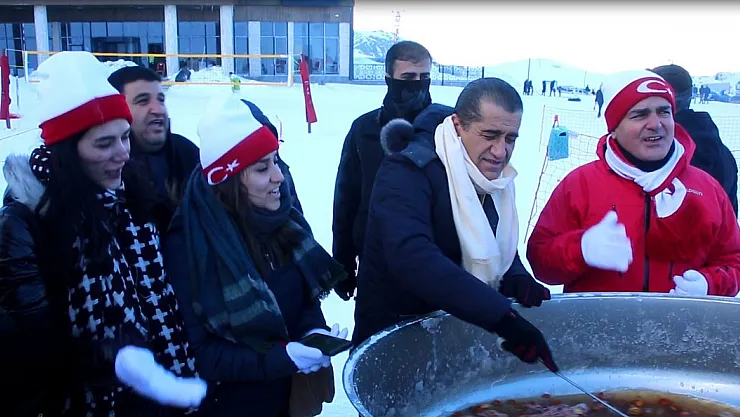 Türkücü Aydın Aydın, kar suyu ile enerji içeceğini tanıttı

