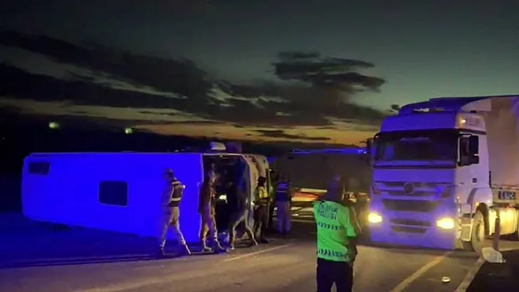 Kars'ta midibüs ile tır çarpıştı: 14 yaralı
