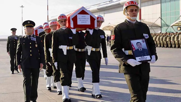 Şehit olan askerlerin cenazeleri Ağrı'dan memleketlerine uğurlandı