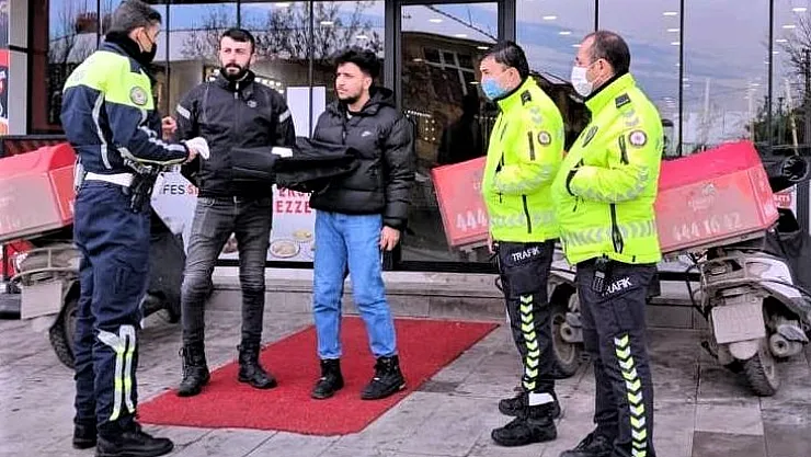 Polislerden kuryelere bilgilendirme yapıldı
