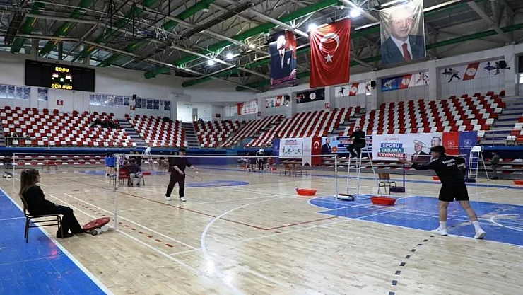 Ağrı'da gençler badmintonta yarıştı