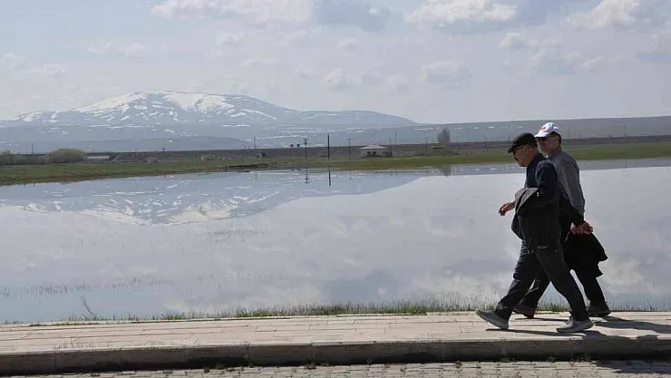 Kars'ta bulutların suya yansıması görenleri büyüledi
