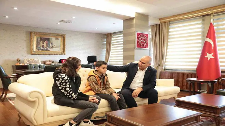 Vali Koç, küçük Mirza'yı makamına davet etti
