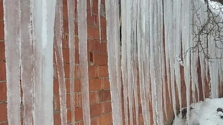 Çatılarda 2 metrelik buz sarkıtları oluştu
