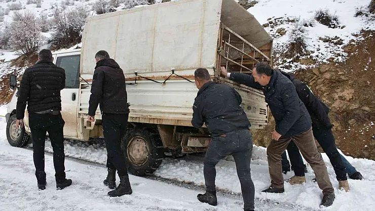 Karda mahsur kalan vatandaşın yardımına belediye başkanı yetişti
