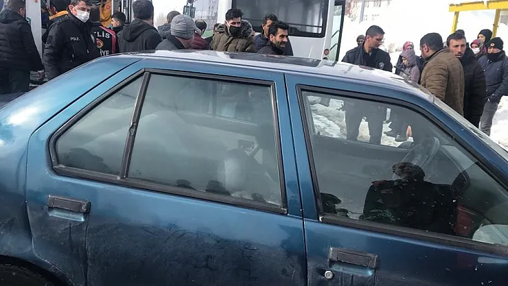 Bitlis'te otomobil halk otobüsüne çarptı:  1 yaralı
