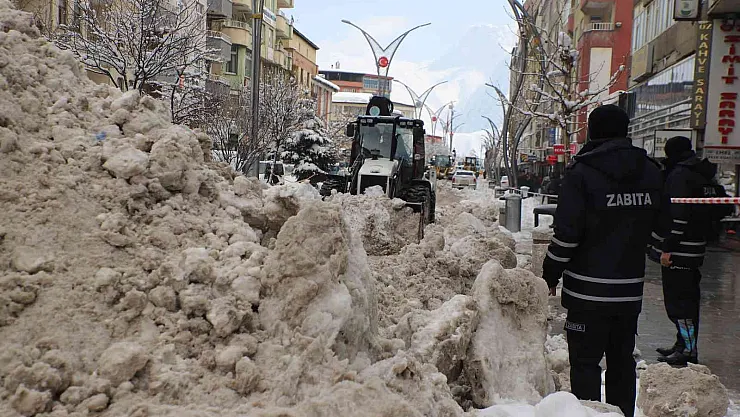 Hakkari'de kar yığınları kamyonlarla şehir dışına taşınıyor

