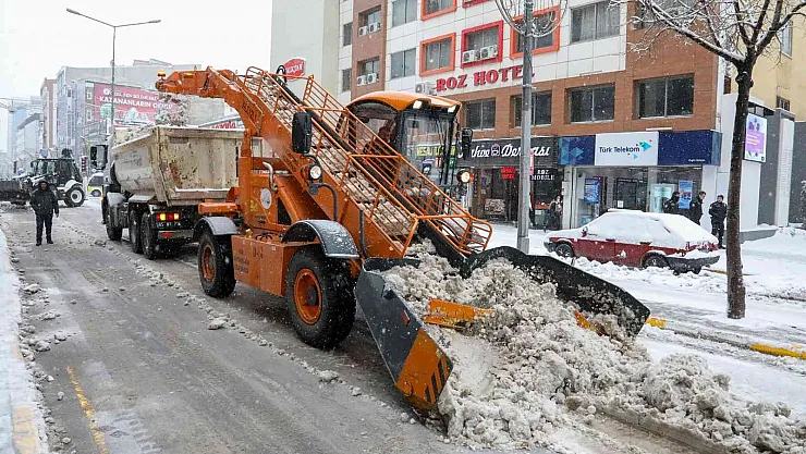 Van Büyükşehir Belediyesi 120 bin ton kar taşıdı
