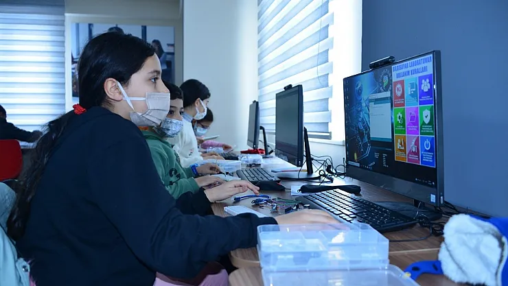 Robotik kodlama eğitimi alan gençler, geleceğin teknolojisini öğreniyor
