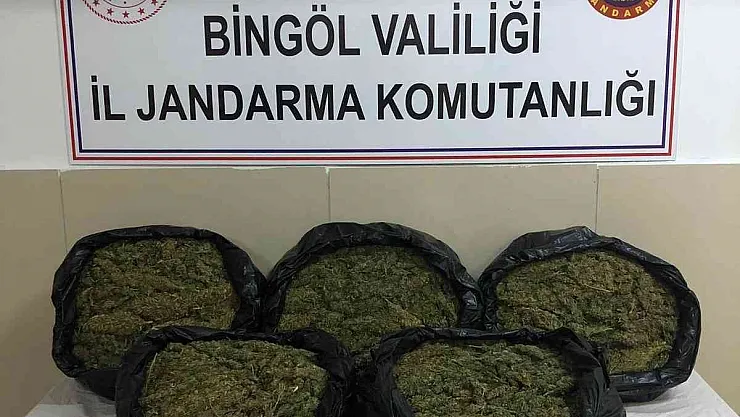 Dur ihtarına uymayarak kaçmaya çalıştı, elindeki çuvaldan 9 kilo esrar çıktı

