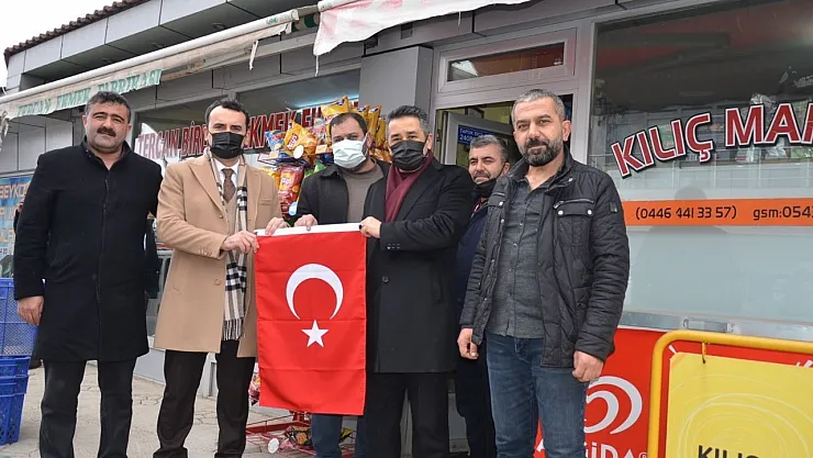 Tercan'da esnafa Türk bayrağı
