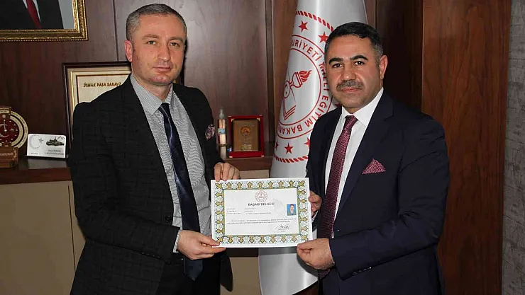 Ağrı'da 'Yılın Öğretmeni'ne başarı belgesi verildi
