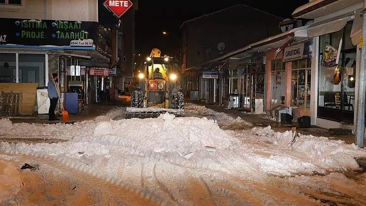Kar yığınları şehir merkezi dışına taşınıyor
