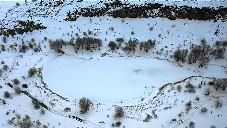 Ağın'da buz tutan tektonik Sülüklü göl, dron ile görüntülendi
