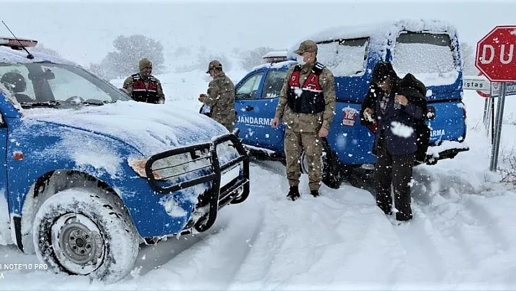 Jandarmadan yolda mahsur kalanlara yardım