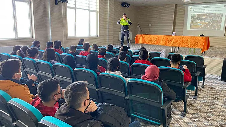 Polisten öğrencilere trafik eğitimi
