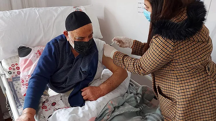 Sağlık ekipleri aşılama çalışmalarını sürdürüyor
