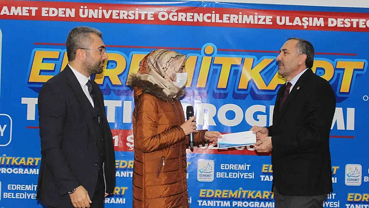 Edremit Belediyesinden öğrencilere ücretsiz ulaşım kartı
