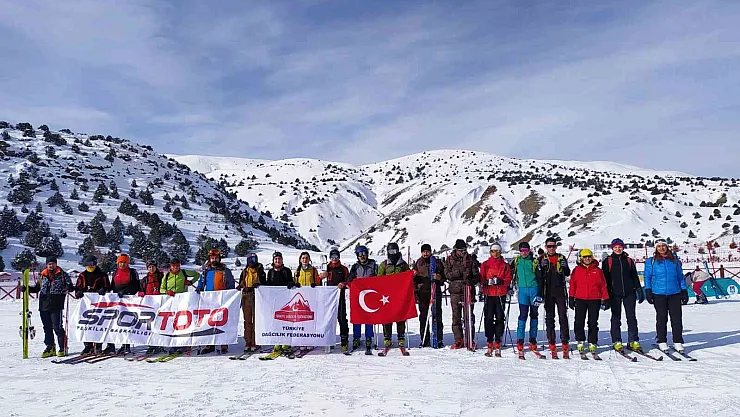 Erzincan'da dağ kayağı temel seviye eğitimi tamamlandı
