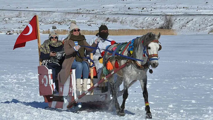 Kars'ta masalsı atlı kızak seferleri sürüyor
