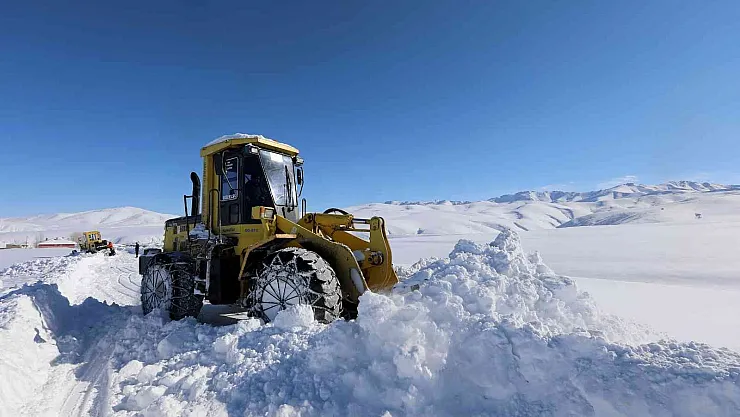 Van Büyükşehir Belediyesinin karla mücadelesi sürüyor
