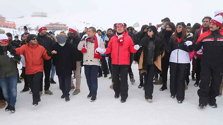 Hakkari'de 4. Kar Festivali renkli görüntülere sahne oldu

