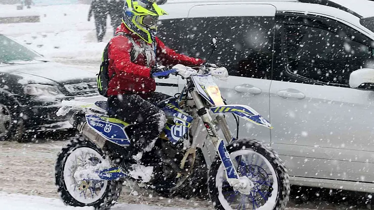 Erzincan'da kar ve tipiden 401 köy yolu ulaşıma kapandı