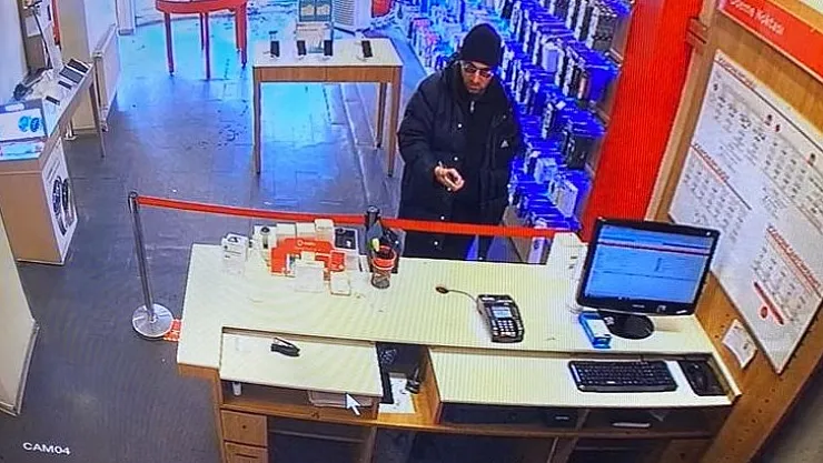 Ağrı'da cep telefonu çalan hırsızın rahatlığı kameralara yansıdı
