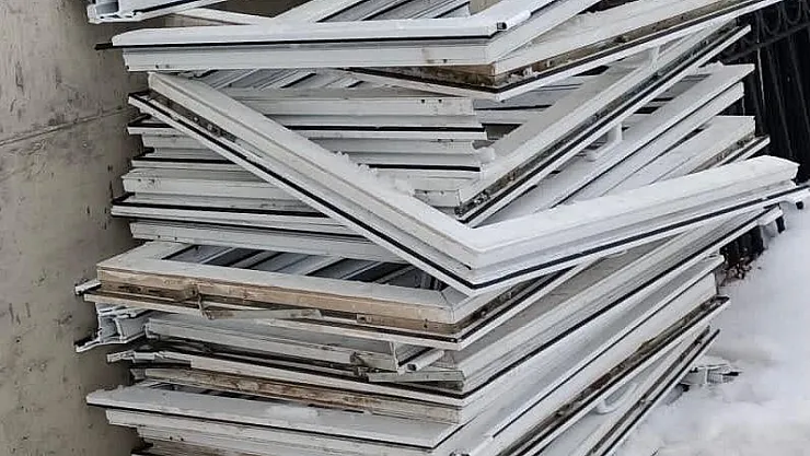 Kullanılmayan yurt binasının pencerelerini çalan 3 kişi yakalandı
