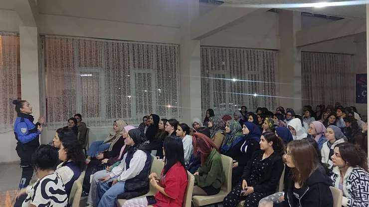 Ağrı Ahmed-i Hani Yurdunda KADES Semineri: Kadına Şiddete Dur De!