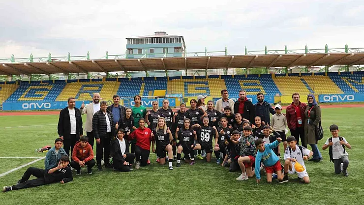 Ağrı Aile ve Sosyal Hizmetler Kadın Futbol Takımı dolu dizgin