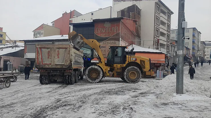 Ağrı Belediyesi Kar Yağışı Sonrası Çalışmalarını Aralıksız Sürdürdü