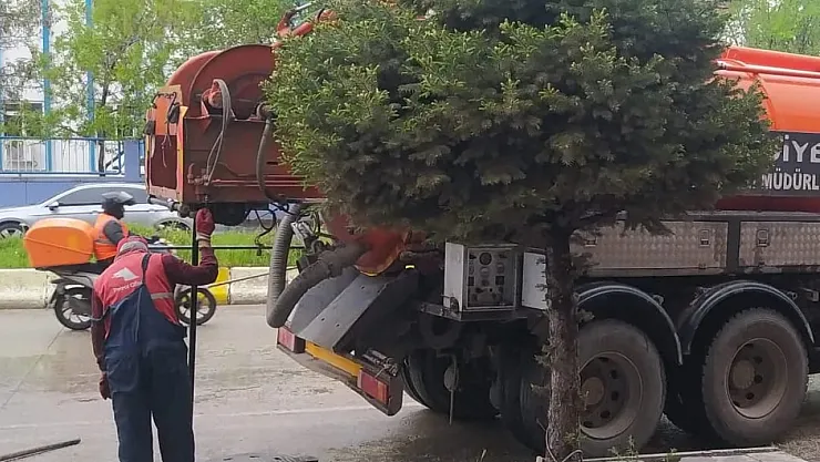 Ağrı Belediyesi kent merkezinde sağanak yağmur sonrası tedbirli çalışıyor
