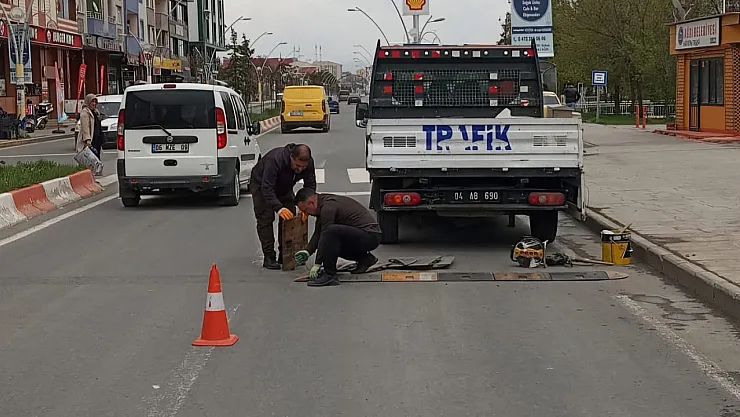 Ağrı Belediyesi'nden Trafik Güvenliği Atağı: Hız Kesici Kasis Çalışmaları Devam Ediyor