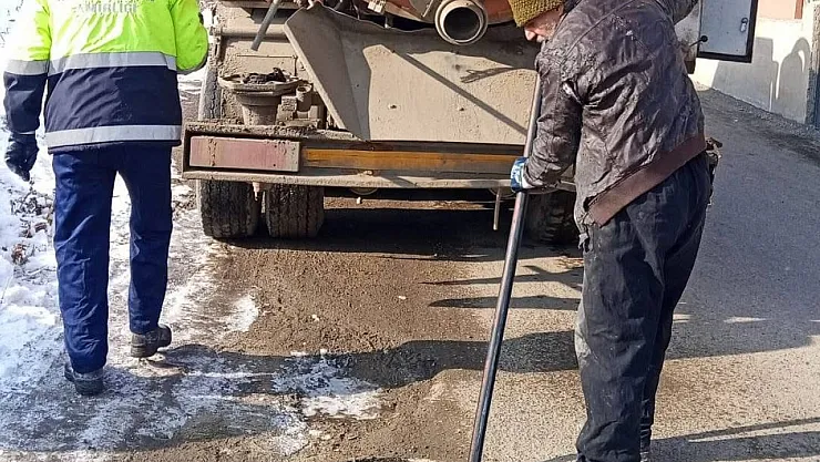 Ağrı Belediyesi Zorlu Kış Şartlarında Çalışmalarını Sürdürüyor